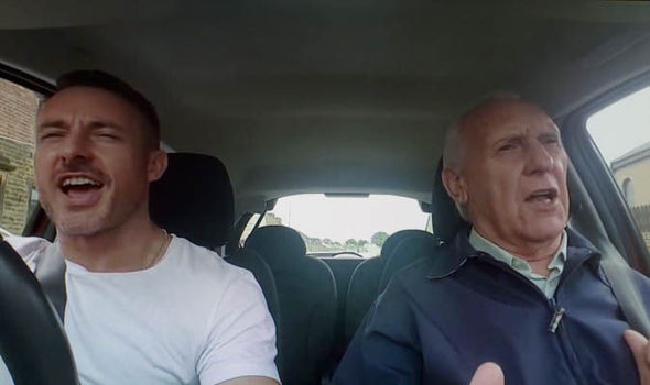 Odavan az internet a férfiért, aki Alzheimeres apukájával együtt énekel – videó