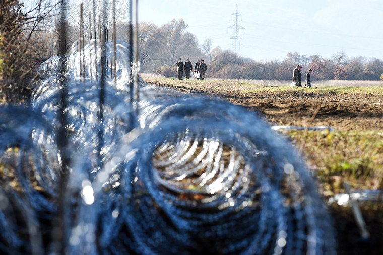 Elkezdték kijelölni az osztrák hatóságok a majdani kerítés nyomvonalát Hegyeshalomnál