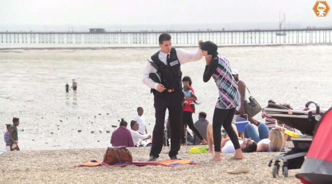 Burkinis nőt akart levetkőztetni a rendőr a strandolók előtt? - videó
