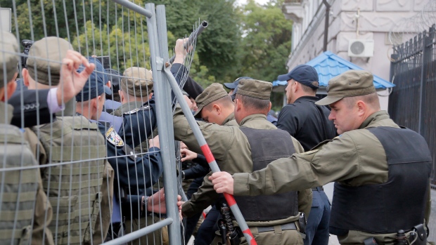 Összetűzés volt a kijevi orosz nagykövetség előtt, őrizetbe vételek