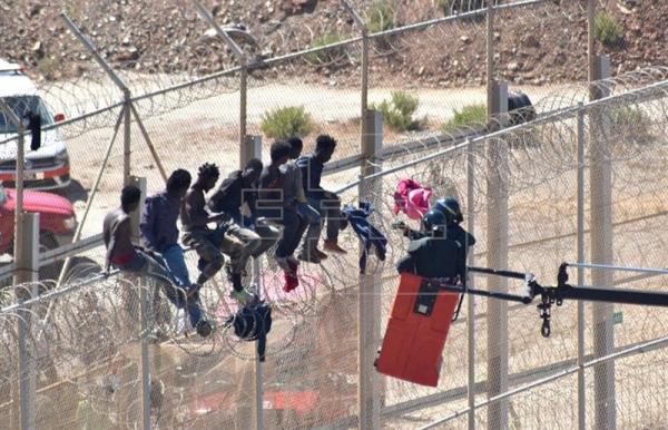 Hat méteres kerítésen akadtak fenn a migránsok! - videó