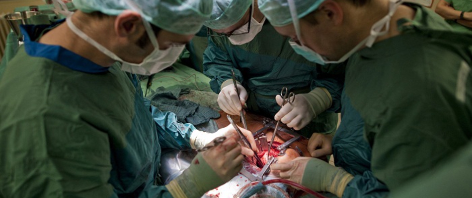 Dr. Warnecke with other doctors and medical assistants operate on a patient during a lung transplantation at the Hannover Medical School