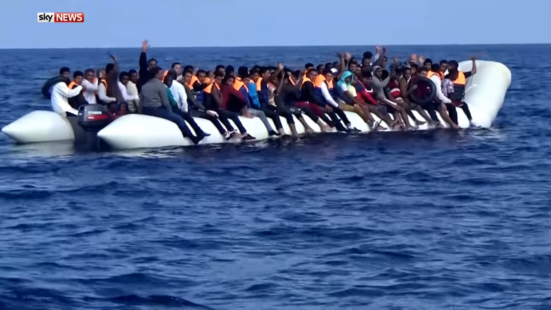 A Sky News szeme láttára fulladtak bele a tengerbe a menekültek! – videó 18+