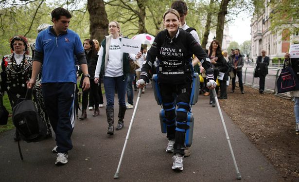 Claire Lomas walks the last mile of the London Marathon