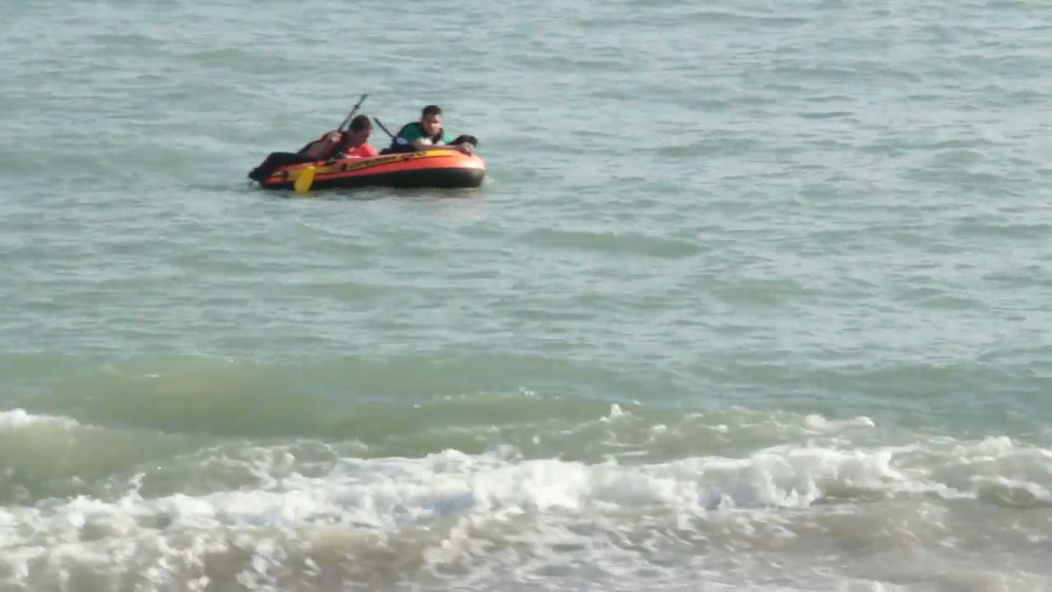 Mit tesznek a brit strandolók, ha gumicsónakkal érkező menekülteket látnak? – videó