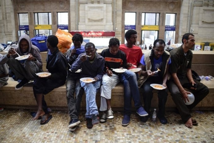 Milánóban raktárokat és kaszárnyákat nyitnak meg a migránsok elszállásolására