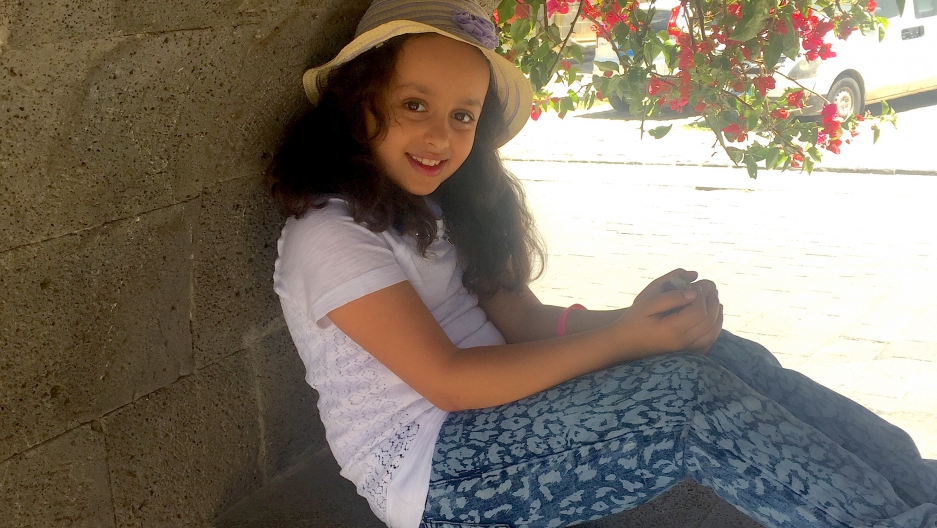 Megrázó videóban üzen a világnak a háborúban élő 10 éves jemeni kislány