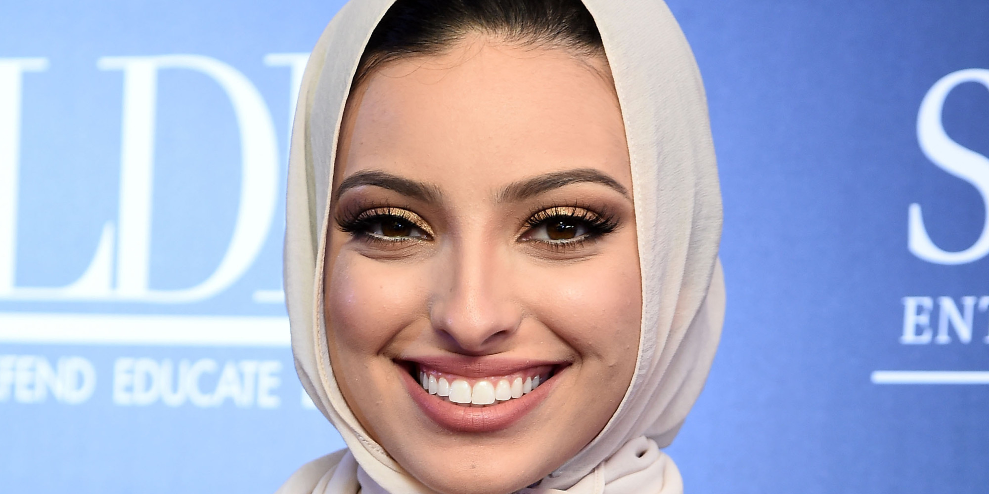 Hidzsábot viselő muszlim nő került a Playboy címlapjára