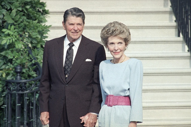 Minden várakozást felülmúlt a Reagan-házaspár személyes tárgyaiból rendezett aukció
