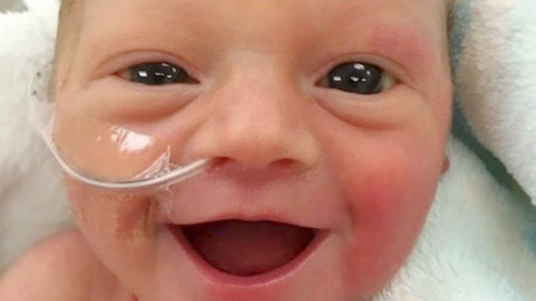 5 napos koraszülött baba hihetetlen mosolyától olvad az internet