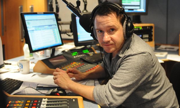 Kirúgta a veterán rádióst a BBC azért, mert fehér bőrű férfi