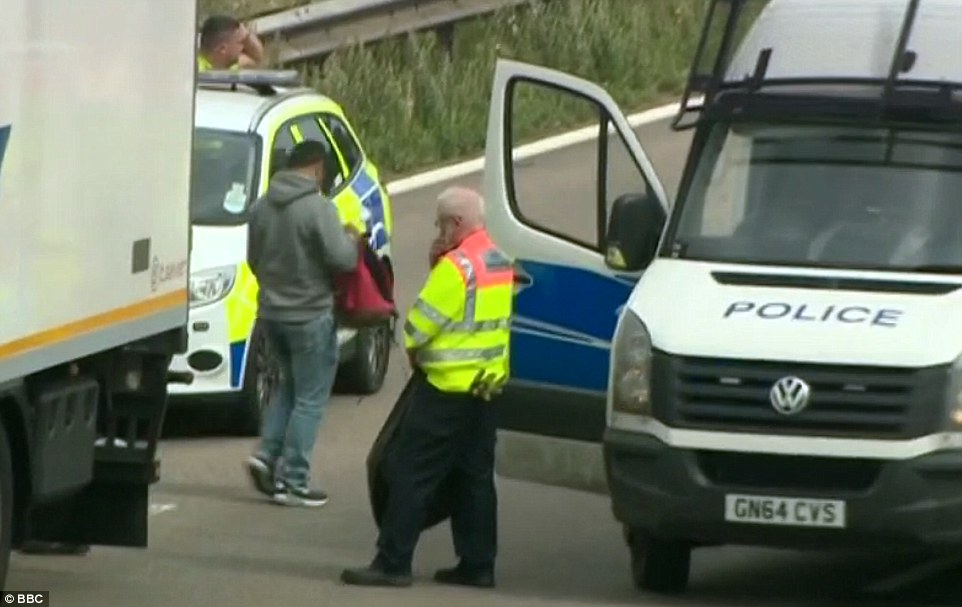 Holtan találtak egy migránst egy kamion rakterében Angliában