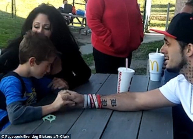 Felkavaró videó: apjától tudja meg a kisfiú, hogy a drog megölte az anyját