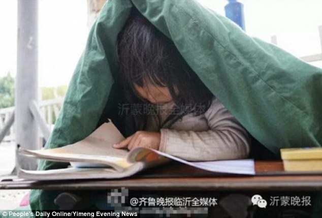 Koldulás közben írja a leckéjét egy kínai kislány – szívszorító fotók