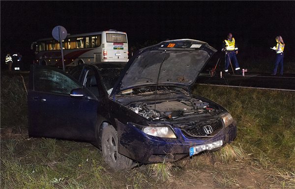 Busz és két autó ütközött Győrszemerénél, az egyik sofőr meghalt
