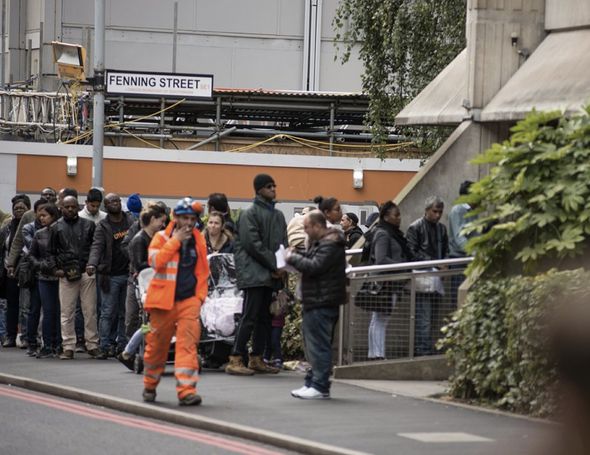 A britek 650 ezer forintot és repülőjegyet adnak a hazatérő migránsoknak