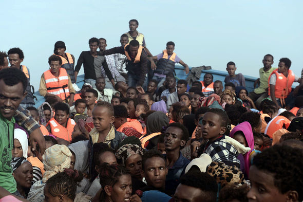 Merkel a migránshullám nyomában jár Afrikában