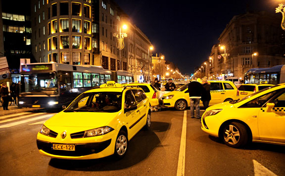 Megkezdődött a Zóna taxis vesztegetési ügy büntetőpere