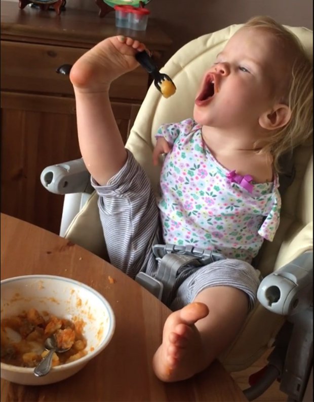 Girl with no arms who has taught herself to eat with her feet. credit: Elmira Knutzen/Facebook https://www.facebook.com/elmira.knutzen/videos/10154406233776265/