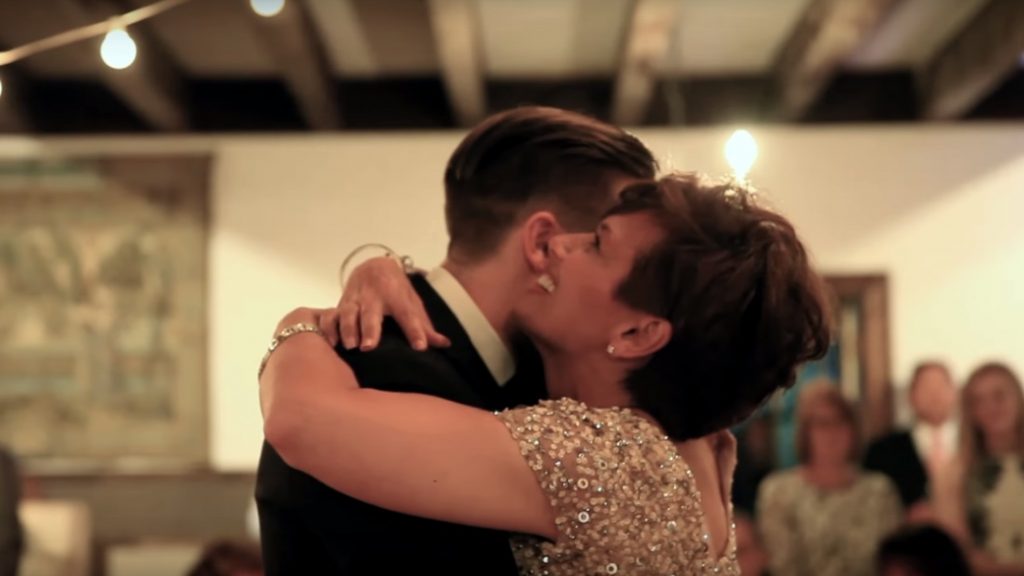 Így táncolt az esküvőjén kerekesszékes édesanyjával a vőlegény – megható videó