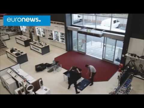 Másfél milliós kárt csinált másodpercek alatt a vevő egy angliai boltban – videó
