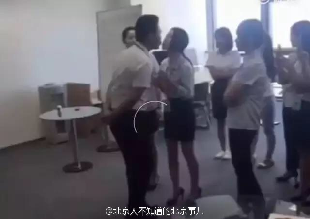Szájon kell csókolniuk reggelente a nőknek a főnököt egy kínai cégnél