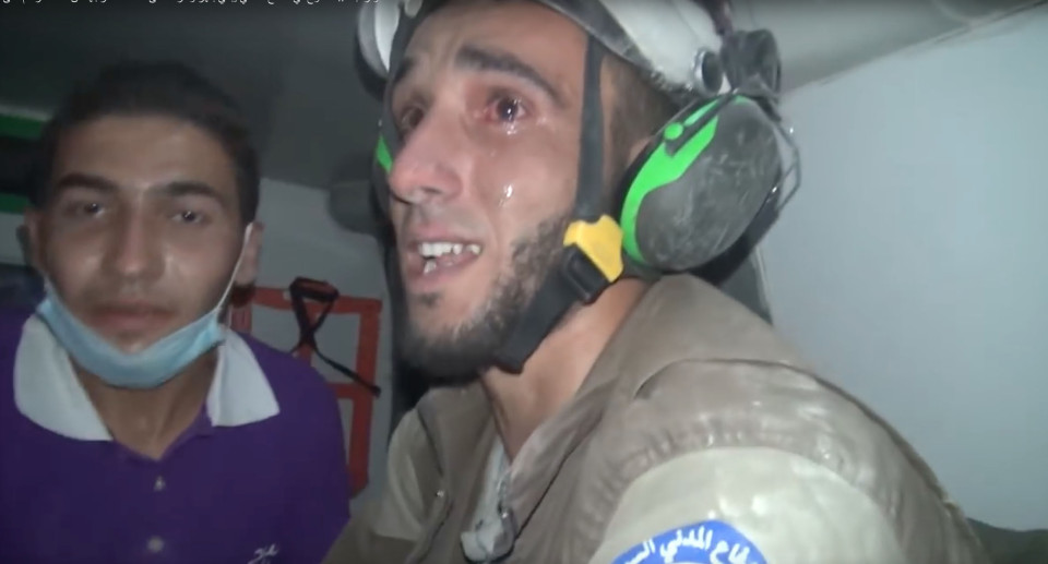 Assad and Russian jet fighters carried out on Thursday new bombardment rounds on Idlib, leaving 11 civilians dead and more than 15 others injured. Syria's White Helmets or civil defense volunteers rushed to the scene to recover bodies and rescue the injured, transporting them to medical points. Abu Kifah, one of the civil defense volunteers, was among others searching the rubble for any survivors. After two hours' work, Abu Kifah and his colleagues were able rescue a 30-day-old baby from under the rubble. After recovering the baby girl, Abu Kifah burst into tears and held her tight to his chest while he got on an ambulance and took her to one of the makeshift hospitals in Idlib, as a video footage, published by one of the activists, showed. In the footage, Abu Kifah is seen holding the baby girl to his chest and getting on an ambulance. Abu Kifah did not let go of the girl and was weeping and saying ¿O, Allah,¿ as paramedics were cleaning some bruises which were on the baby's face. Moaz al-Shami, a citizen journalist, met Abu Kifah to ask him about rescuing the baby girl. ¿Exclusivepix Media