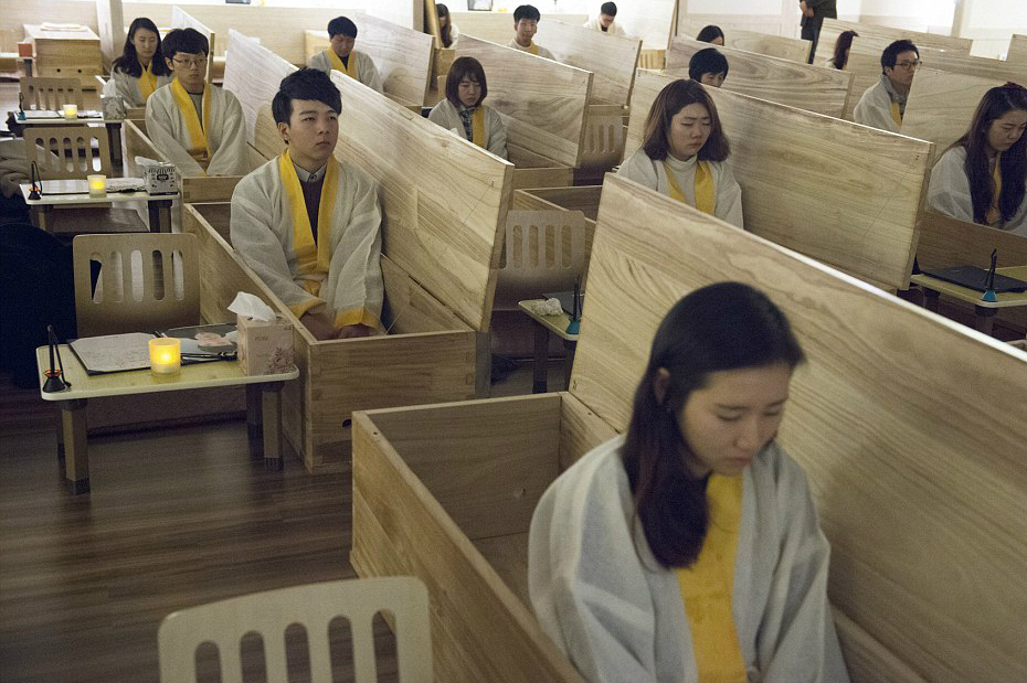 2DA2DEAE00000578-3284587-Moment_of_death_Students_at_the_Seoul_Hyowon_Healing_Centre_sit_-a-3_1445537448865