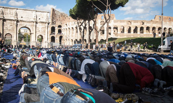 Kész disznófarmot építeni az esetleges mecsetek mellé egy olasz kisváros polgármestere